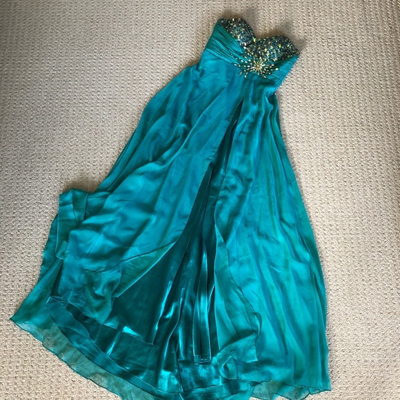 Beautiful Dress - Picture 5 of 5